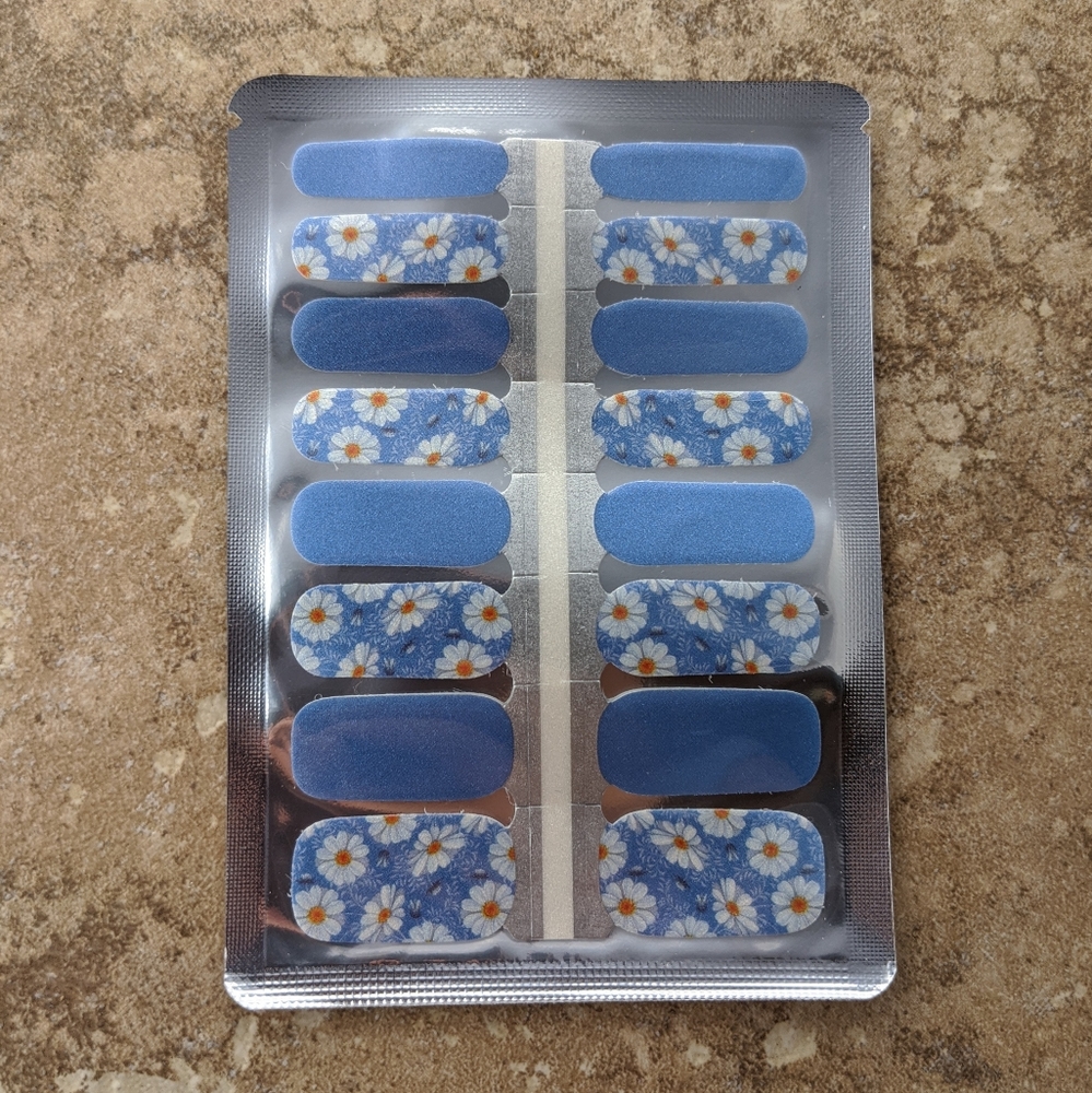 5 for $15 Nail Wrap - Floating Daisy - Picture 3 of 7